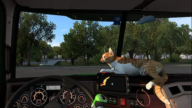 Chat tigré roux du mod Farsel's Cab Cats allongé sur le tableau de bord d'un camion dans Euro Truck Simulator 2